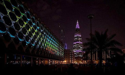 نور الرياض.. «المثلثات الملونة» تزين مبنى المؤتمرات بمركز الملك عبدالله المالي