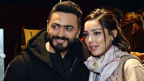 تامر حسني يرفض تغطية الصحفيين والمصورين لجنازة والد بسمة بوسيل