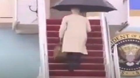 بالفيديو.. بايدن يتعثّر أثناء صعوده طائرة الرئاسة
