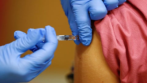 الصحة تكشف مدى تعارض لقاح كورونا مع التطعيمات الأخرى