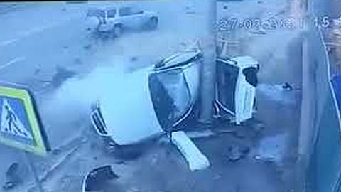 بالفيديو.. حادث مروع يشطر سيارة إلى نصفين في روسيا