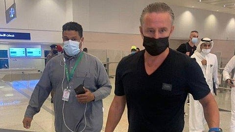 3 أشهر من التحدي.. مدرب الأهلي الجديد يحط الرحال في جدة