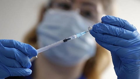 كيف نفرق بين أعراض كورونا والحساسية والآثار الجانبية للقاح.. خبير أمريكي يوضح