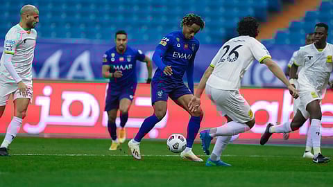 الاتحاد «دون دفاع» في مهمة شاقة أمام الهلال «المتوهج».. والشباب يراقب