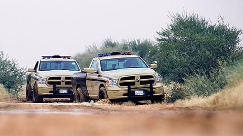 ضبط مخالفين بالرياض لبيعهم واستخدامهم حطبًا محليًًا في أنشطة تجارية