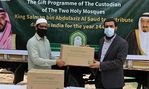 توزيع 4 أطنان من هدية خادم الحرمين للتمور على4000 شخص بالهند