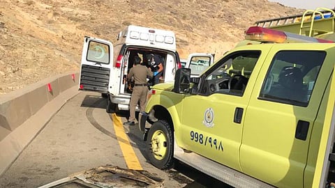 مصرع شخص وإصابة آخر في حادث انقلاب شاحنة بمحافظة القرى