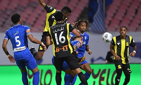 الاتحاد يتقدم على الهلال بثنائية في الشوط الأول من الكلاسيكو