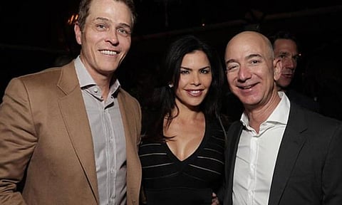 وثائق تكشف تورط الزوج السابق لعشيقة الملياردير جيف بيزوس بتسريب صورهما