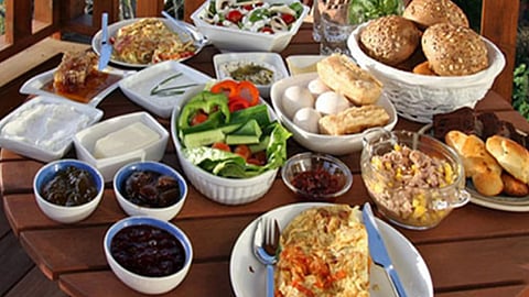 بالفيديو.. طبيب: أنسب وقت للسحور قبل الأذان بساعة أو نصف