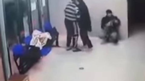 فلسطين.. مقطع يوثق تصرفًا سريعًا من طبيب أنقذ طفلة
