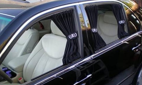 هل وضع الستائر في المركبة مخالفة مرورية؟.. المرور تجيب