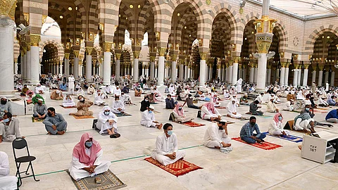 «الشؤون الإسلامية»: تخصيص خطبة الجمعة للتحذير من دفع الزكاة لجهات مجهولة