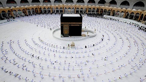توزيع 200 ألف عبوة زمزم يوميًّا بالمسجد الحرام