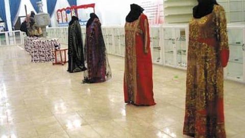 بعد هجرها من قبل الصغيرات.. إقبال كبير من الفتيات على الجلابيات التراثية بعرعر