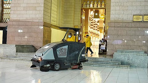 بالصور.. رئاسة المسجد النبوي تكثف جهودها لإزالة آثار الأمطار