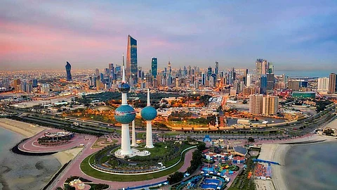 الكويت.. مدير أمن توجه لتفقد حادث سير ففوجئ بوفاة والدته