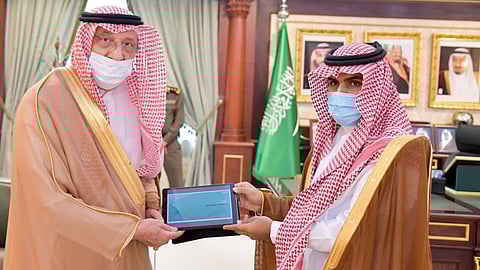 أمير جازان يتسلم تقرير إسكان المنطقة: 7,850 منتج متنوع