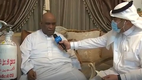 مواطن يروي باكيًّا تجربته المؤلمة مع كورونا: والدي توفي وأنا بالعناية المركزة