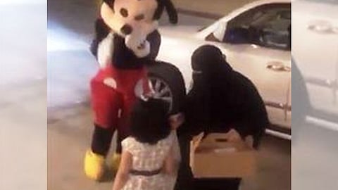 بالفيديو.. معلمة القصيم تسلم 28 من طالباتها «هدايا النجاح» في منازلهن