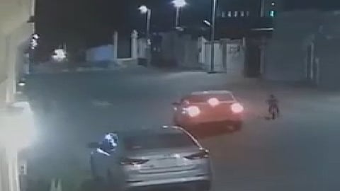 بالفيديو.. كلاب ضالة تهاجم طفلًا في بريدة.. وقائد مركبة ينقذه في آخر لحظة