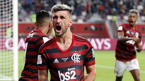 «مشادة كلامية» تنذر بصراع بين الهلال والنصر لضم نجم فلامنجو