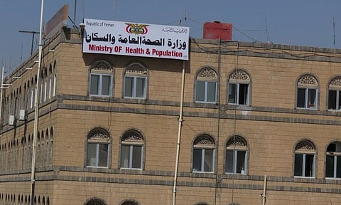 «الصحة اليمنية» توفر لقاح كورونا للكوادر الطبية في مناطق سيطرة الحوثي
