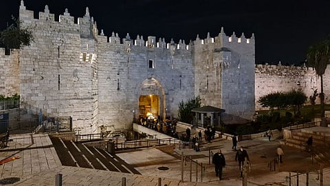 فلسطينيون يزيلون الحواجز الحديدية.. ويفتحون ساحة باب العامود بالقدس