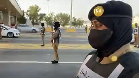 بالفيديو.. مجندات «أمن الطرق» ينظمن دخول قائدات المركبات لمكة