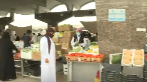 فيديو يوثق إهمال الإجراءات الاحترازية في سوق الخضاء بالدمام