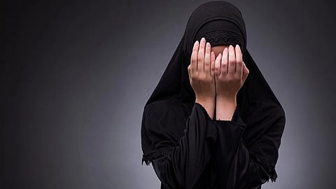 تعنيف فتاة من والدها في تبوك.. و«العنف الأسري» يتدخل