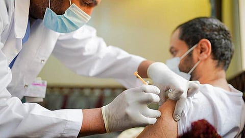 مركز السيطرة على الأمراض الأمريكي: الكمامة ليست إلزامية لمتلقي اللقاح