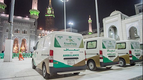 بالفيديو.. تسرب مياه الأمطار داخل غرف التنويم بأحد المستشفيات في مكة