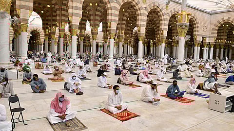 83 ألف إمام يواصلون التوعية بخطر «كورونا» بمساجد المملكة
