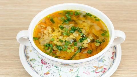 شوربة الفريك والخضار.. أساس السفرة الرمضانية للعوائل التونسية في المملكة