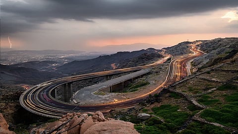 الأمطار تغلق طريق الهدا احترازيًا في الاتجاهين