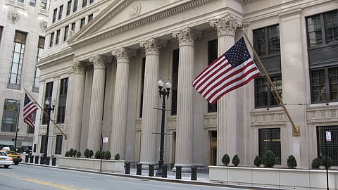 البنك الفيدرالي الأمريكي يتعهد بالإبقاء على سعر الفائدة ويواصل شراء سندات