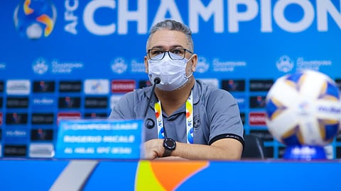 ميكالي يفسر سر تذبذب الهلال.. ويتمسك بنقاط شباب الأهلي