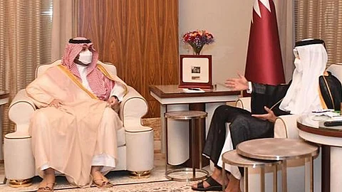 أمير قطر وتركي بن محمد يستعرضان سُبل تعزيز أواصر العلاقات بين البلدين وتطويرها