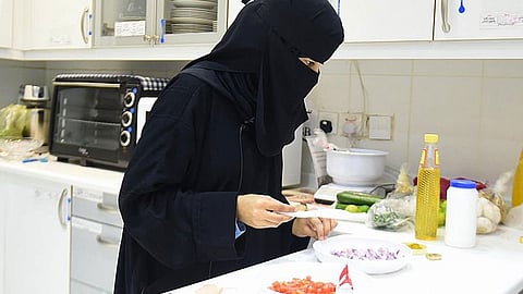 أماني الحربي.. سيدة سعودية قهرت إعاقة البصر وأبدعت في مجال الطبخ