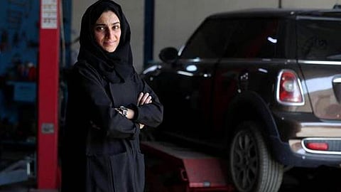 مفاجأة غير متوقعة من ولي عهد أبوظبي لأول إماراتية تعمل في إصلاح السيارات
