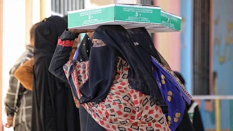 بالصور.. إغاثي الملك سلمان يوزع نحو 14 ألف سلة تمور في عدن