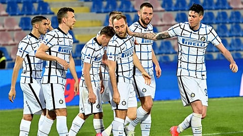 إنتر ميلان يهزم كروتوني ويقترب كثيرًا من لقب الدوري الإيطالي