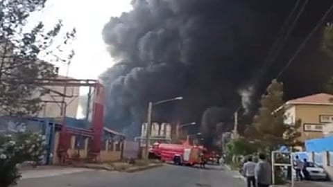 اندلاع حريق كبير بمنطقة صناعية في مدينة قم الإيرانية