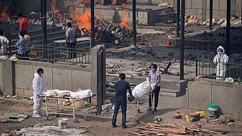 الهند تختنق.. مواطنوها يموتون على أبواب المستشفيات ومساعدات الأكسجين تتوالى