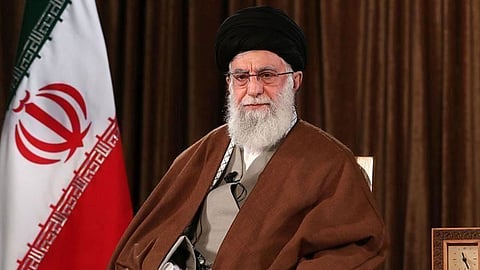 خامنئي ينتقد وزير خارجية إيران بسبب تسجيله المسرب.. وظريف يطلب السماح