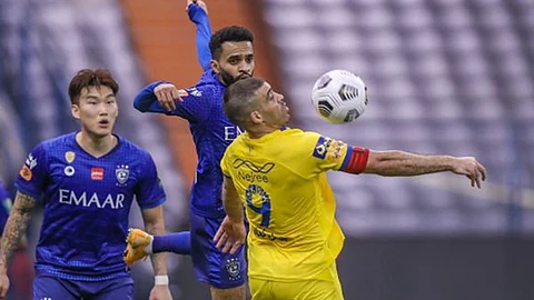 مدافع الهلال يزاحم هداف النصر على جائزة الأفضل في مجموعات آسيا