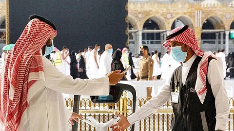 بالصور.. تطهير «الحرم» ووقاية قاصديه بمليون لتر معقم صديق للبيئة