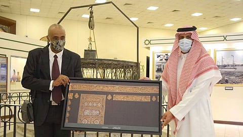 وزير الإعلام السوداني يزور مجمع الملك عبدالعزيز لكسوة الكعبة