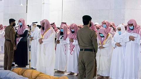 عبد الرحمن العجلان.. السديس وكبار العلماء يؤدون صلاة الميت على «فقيد الحرم»